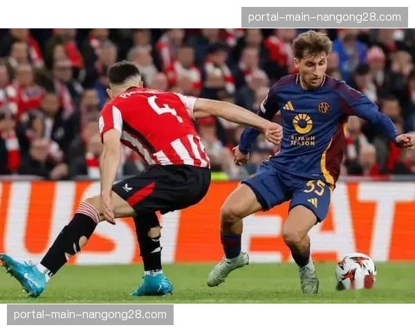 冲突瞬间：毕尔巴鄂与皇家社会比赛中双方教练组发生争执