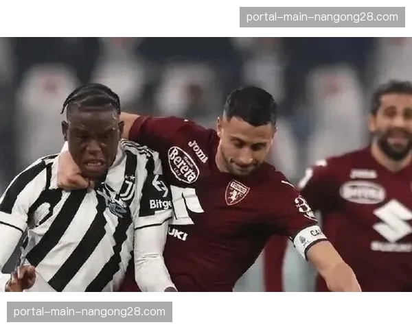 意甲赛场，裁判向都灵队教练席出示红牌，主帅尤里奇被罚上看台